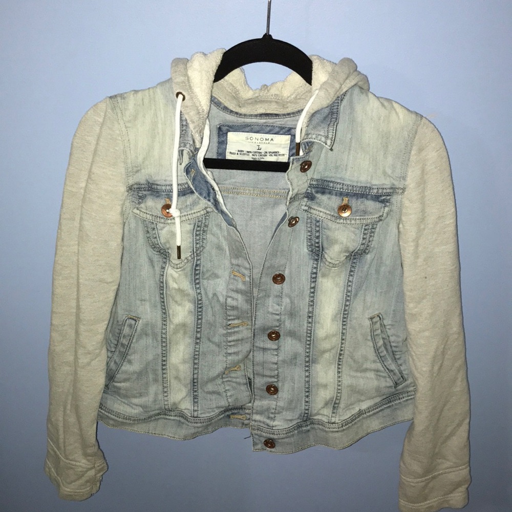 Jean jacket with cotton hood and sleeves.